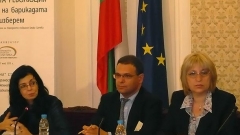 Η πρόεδρος της Βουλής, Τσέτσκα Τσάτσεβα (δεξιά) και η Μεγκλένα Κούνεβα στη διάσκεψη